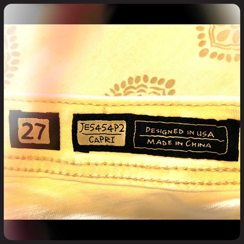 Miss Me- white capri pants-- NWOT- size 27